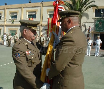 Ángel Segovia Escribano, coronel del Ejército de Tierra, besa por última vez la bandera de...