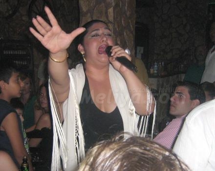 Se llama Esther Santiago, es gitana y canta coplas pero su especialidad pasa por interpret...