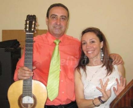 Están casados, son artistas, se quieren y hasta celebran la boda de una amiga -Raquel- apo...