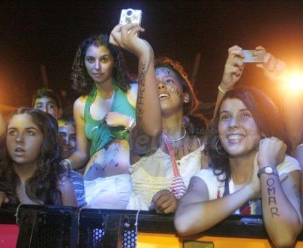 Las jóvenes melillenses no han dudado en apoyar con entusiasmo las actuaciones de Fama y O...