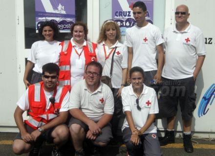 Los otros voluntarios anónimos de la Semana Náutica son los voluntarios de Cruz Roja que d...