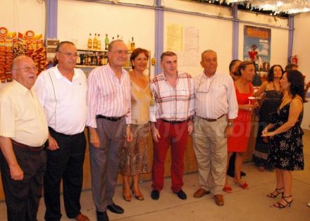 El alcalde de Málaga visita la caseta de la Casa de Melilla en la espectacular feria de la...
