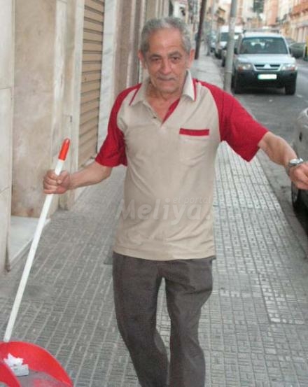 Rafaelito no consiente que la avenida de Castelar esté sucia en las inmediaciones del Cent...