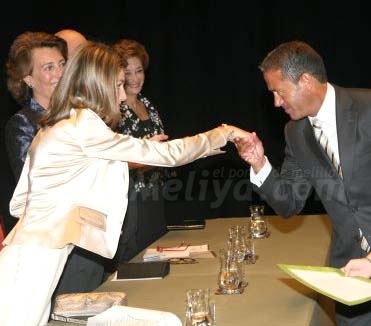 Miguel Marín saludando a la Princesa Letizia en la entrega de Beca de Oncología por parte...