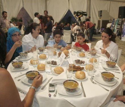 Musulmanes y cristianos, mayores y pequeños protagonizan las noches del Ramadán en la carp...