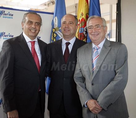 Dos presidentes, el de la Federación Española de Baloncesto y el de Melilla, celebran sonr...