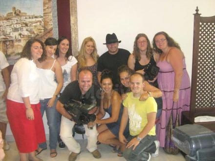 Laura y su amiga son fans de Antoñito Ferrer y acuden con frecuencia al Búho Real para ver...