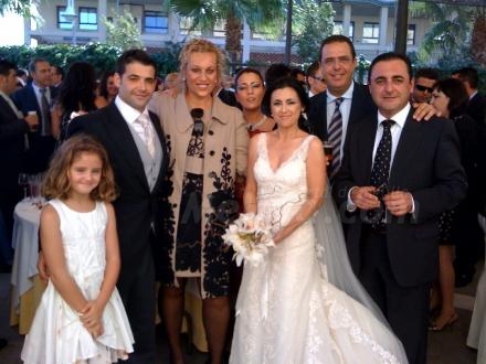 Julio y Ana se han casado, el gerente del conocido pub La Compañía lo ha celebrado con gra...
