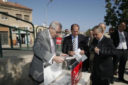 Primera piedra de la gran obra que se va a acometer en la zona de Alfonso XIII donde se co...