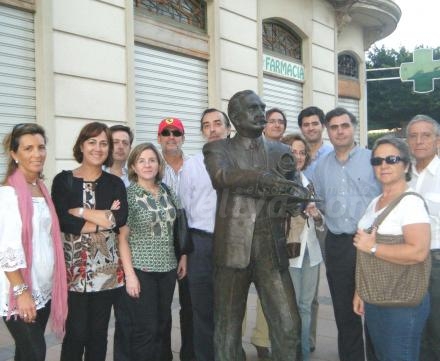 Los miembros del Simposio Médico del Sida admiran la arquitectura melillense posando junto...
