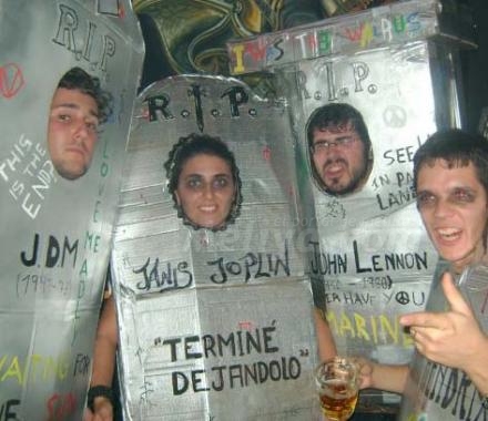 Lo de Halloween sigue dando imágenes como esta de Rafa: música, autores, terror y buen hum...