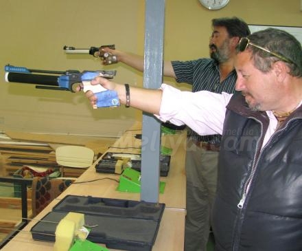 No, no hay que preocuparse, no hay un tirador peligroso sino un periodista gráfico, Paco G...