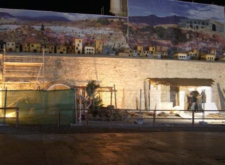 'Uno de Melilla' nos dice que ¿cómo es posible inaugurar el alumbrado navideño con el Port...
