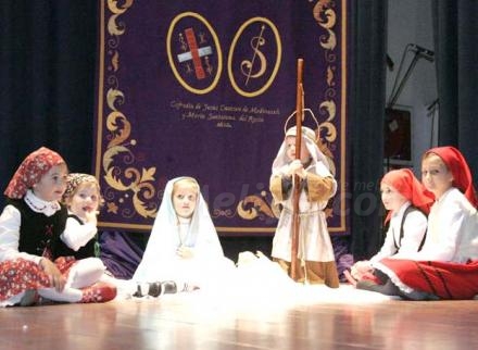 Las más pequeñas escenificaron el nacimiento de Jesús en el Festival Benéfico de la Cofrad...