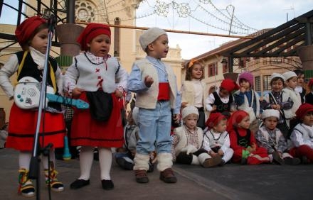 Trainspotting nos remite esta simpática foto en la que varios niños del colegio La Salle c...