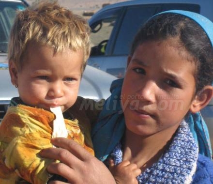 Fadma y su rubio hermanito viven a 650 kilómetros de Melilla y son un poco más felices gra...