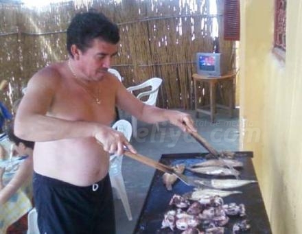 Nada teme el melillense Luis Camargo si se trata de asar unos jureles y algunos chopitos
