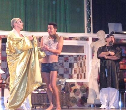 El elenco de actores, actrices y ténicos de Arrabal ha triunfado con la puesta en escena d...