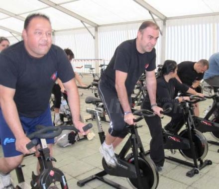 José Ángel y Nono, promotores del Spinnig pro Haití, son los primeros en dar ejemplo y sub...
