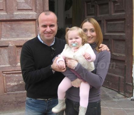 Son Cucho, Genma y Alejandra (la pequeña), una familia a medio camino entre Melilla y Mála...