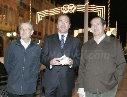 Melilla ya huele a Carnaval, y si no que se lo digan a estos melillenses de Aulas para May...