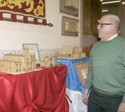 Es un artista, se llama Pascual García y tiene expuestos sus montajes de palillos de dient...