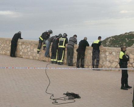 Los Cuerpos y Fuerzas de Seguridad han conseguido rescatar con vida a un pescador que se p...