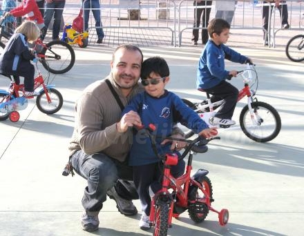 Hay que educar desde el principio, desde las más jóvenes edades, como este padre que enseñ...