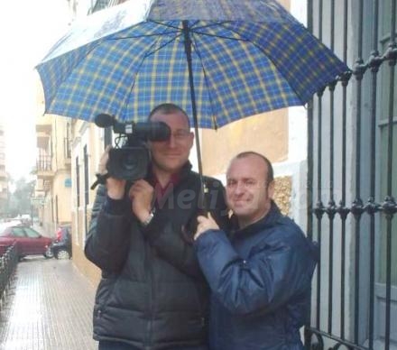 'Filmando bajo la lluvia' y es que los trabajadores de Televisión Melillan son profesional...