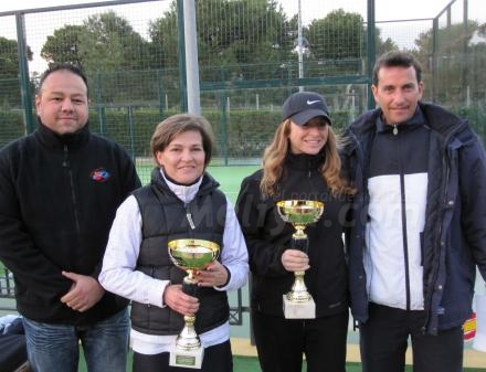 Son las campeonas del torneo de pádel solidario organizado por IAE