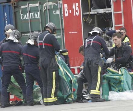 Los bomberos de Melilla realizaron un simulacro en el puerto para estar en perfecto estado...