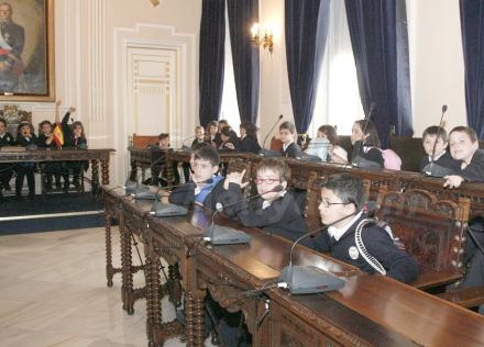 Son chavales de La Salle que han querido conocer la cosa política en el Salón de Plenos de...