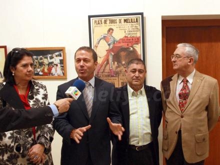 Antonio Casado cuelga sus fotografías y carteles taurinos en el Real Club Marítimo, todo u...