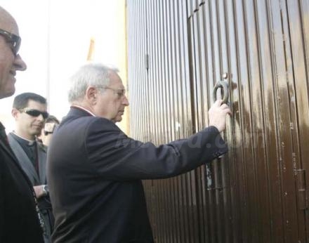 Una llamada del presidente de Melilla a la puerta de los Sagrados Titulares de la Cofradía...