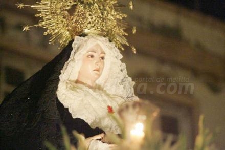 Impresionante la imagen de la Soledad de Nuestra Señora a su paso por la Avenida del Rey