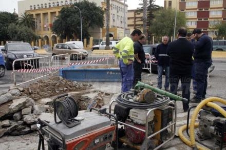 Más de seis horas han invertido los técnicos de la Consejería de Medio Ambiente en reparar...