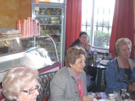 Muy saludable, el desayuno de las señoras de la Casa de Melilla en Almería, camino de Fiña...