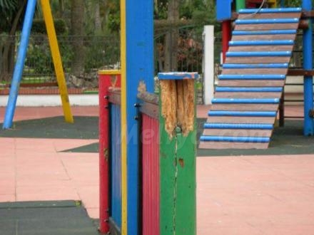 'Uno de Melilla' denuncia el impresentable estado del recinto infantil del Parque Hernánde...