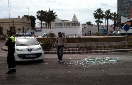 Un camión que transportaba grandes cristales desde el puerto ha tenido un percance y se le...