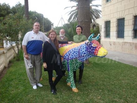 Profesores del Colegio La Salle El Carmen posan así de felices junto a la vaca -'Pinta una...