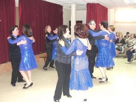 ¡Viva el pasodoble!, parecen estar diciendo los usuarios del Centro Social de Mayores, per...