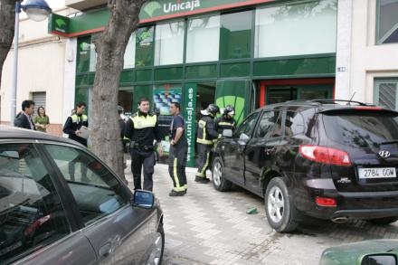 Un todo terreno cuyo condictor perdió el control se estampó contra la puerta de entrada de...