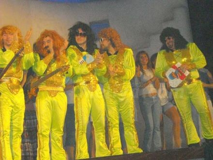 Así de 'modernos' se presentaron los hombres de Chamo en la última representación de 'Mamm...