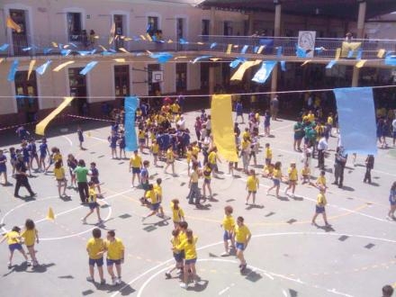 El Colegio La Salle El Carmen de Melilla se viste de azul y amarillo para rendir homenaje...