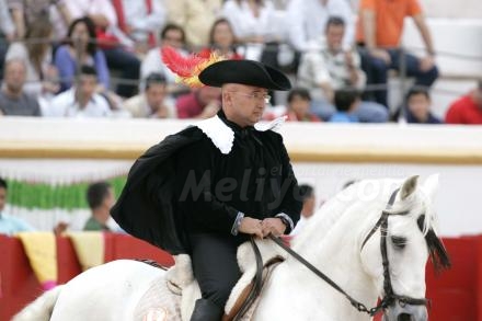 Don Luis Aizpuru -casta abolenga- es el alguacilillo de la Mezquita del Toreo y luce así d...
