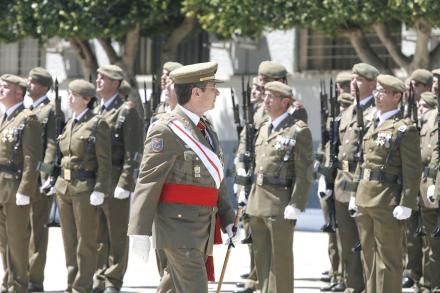El comandante general de Melilla, César Muro Benayas, pasa revista a las tropas con ocasió...