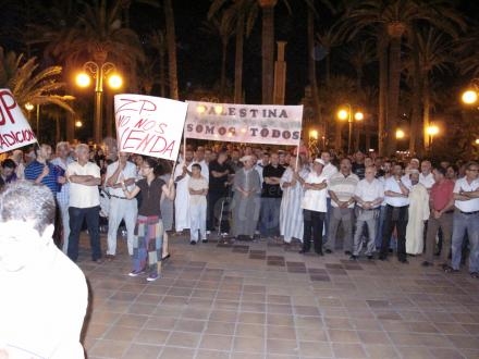 Mas de un centenar de melillenses se concentraron en la Plaza de España para mostrar su re...