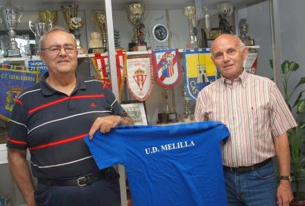 Diego Rojas hace entrega de la camisola de la Unión Deportiva Melilla al mítico Julito, fu...