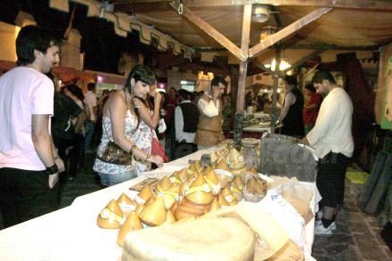 ¡Menudo queso de teta de oveja se vende en el Mercado Medieval!