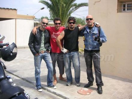 Cuatro pedazo de moteros de Melilla en otra ciudad que acaba también en 'illa', Sevilla